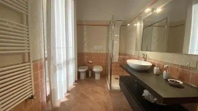 Bagno di Indipendent Studio Apartment with Terrace - Parking
