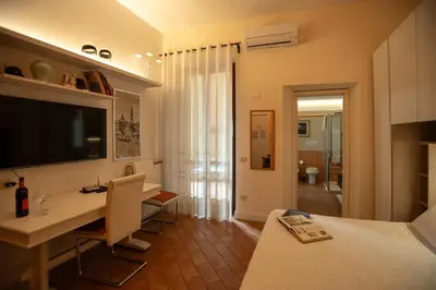 TV o dispositivi per l'intrattenimento presso Indipendent Studio Apartment with Terrace - Parking