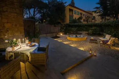 Area soggiorno di Garden apartment, il tuo accogliente rifugio a Firenze