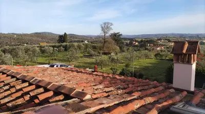 Vista generica sulle montagne o vista sulle montagne dall'interno della casa vacanze
