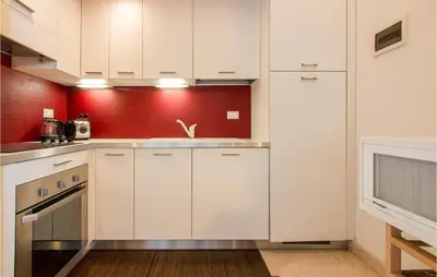 Cucina o angolo cottura di 1 Bedroom Beautiful Apartment In Firenze