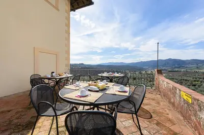 Vista generica sulle montagne o vista sulle montagne dall'interno della villa