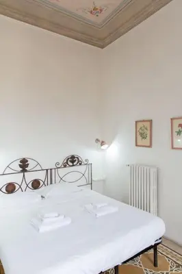 Letto o letti in una camera di Elegant Apartment Outside ZTL & 10min from Center