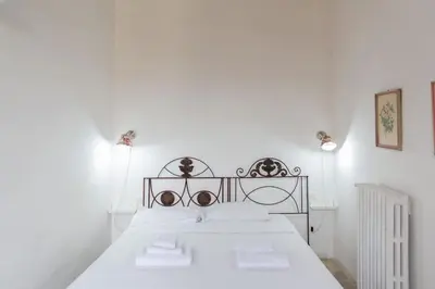 Letto o letti in una camera di Elegant Apartment Outside ZTL & 10min from Center