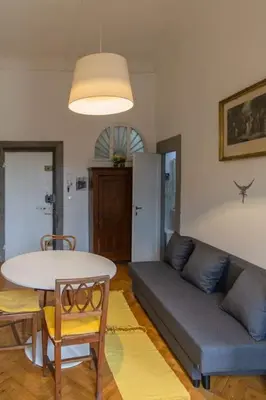 Area soggiorno di Elegant Apartment Outside ZTL & 10min from Center