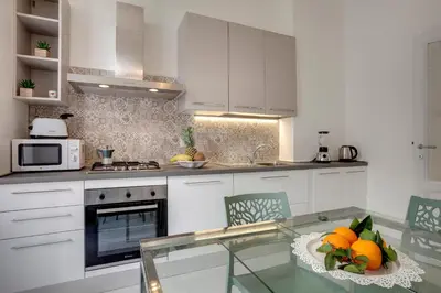 Cucina o angolo cottura di Magenta Apartment by Mamo Florence