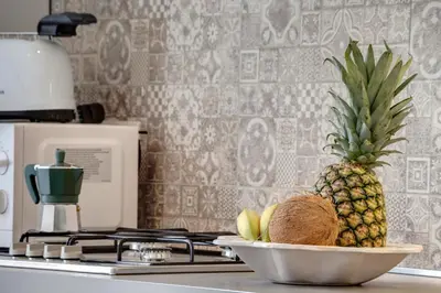 Cucina o angolo cottura di Magenta Apartment by Mamo Florence