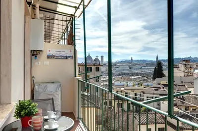 Vista generica sulle montagne o vista sulle montagne dall'interno dell'appartamento