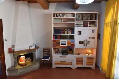Biblioteca nella casa vacanze