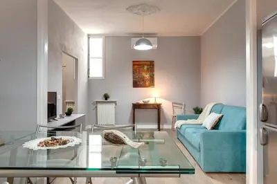 Area soggiorno di Sprone Apartment by Mamo Florence