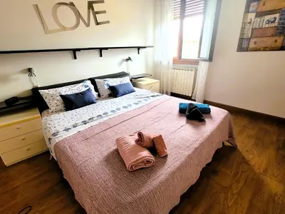 Letto o letti in una camera di Firenze homeaway - Pape's cozy apartment, near Airport - 14 min from city center-10 minutes walk from the Baker Hughes