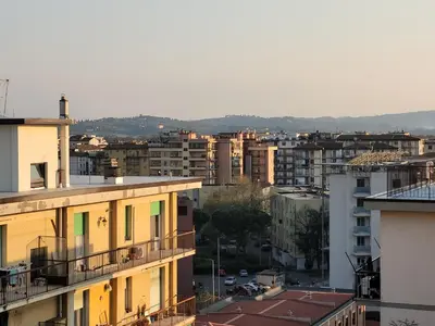 Vista generica sulle montagne o vista sulle montagne dall'interno dell'appartamento